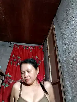 Snapshot of Everleigh_mom chatting on October 21, 7:42 am Everleigh mom online show from October 21, 7:42 am