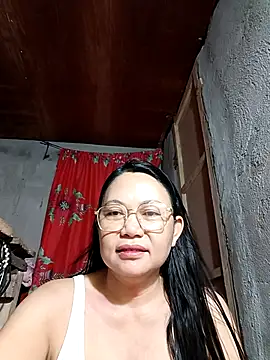 Snapshot of Everleigh_mom chatting on October 21, 7:58 pm Everleigh mom online show from October 21, 7:58 pm