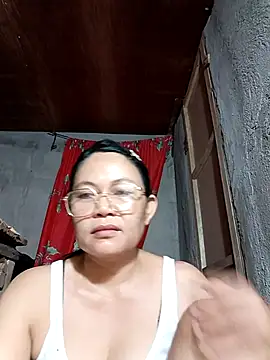 Snapshot of Everleigh_mom chatting on October 22, 8:03 am Everleigh mom online show from October 22, 8:03 am