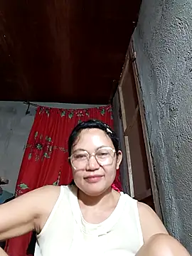 Snapshot of Everleigh_mom chatting on October 23, 8:13 am Everleigh mom online show from October 23, 8:13 am