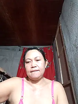 Snapshot of Everleigh_mom chatting on October 24, 10:33 am Everleigh mom online show from October 24, 10:33 am