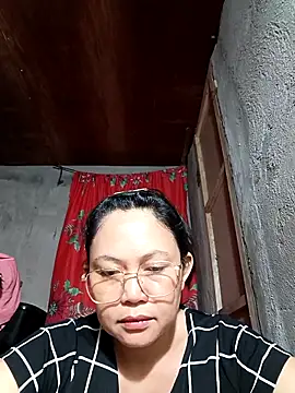 Snapshot of Everleigh_mom chatting on November 24, 12:43 am Everleigh mom online show from November 24, 12:43 am