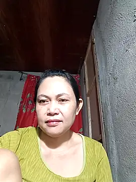 Snapshot of Everleigh_mom chatting on December 3, 10:24 am Everleigh mom online show from December 3, 10:24 am