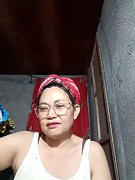 Snapshot of Everleigh_mom chatting on December 4, 2:32 am Everleigh mom online show from December 4, 2:32 am