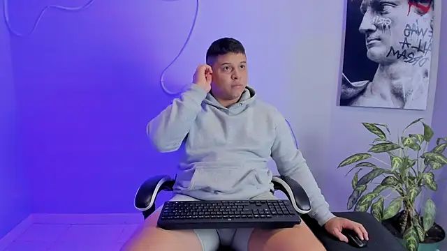 Snapshot of Maximus_Steel chatting on September 19, 2:57 am Maximus Steel online show from September 19, 2:57 am