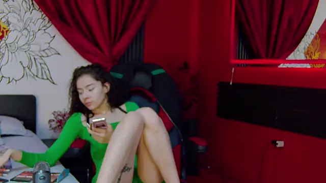 RavennMoonn online show from October 3, 7:33 pm