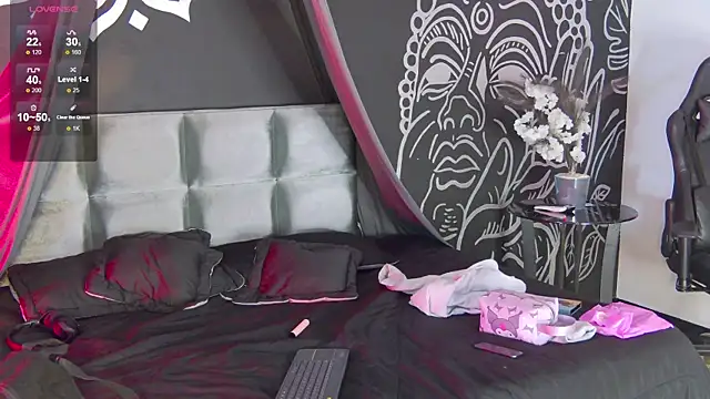 RavennMoonn online show from October 7, 6:16 pm