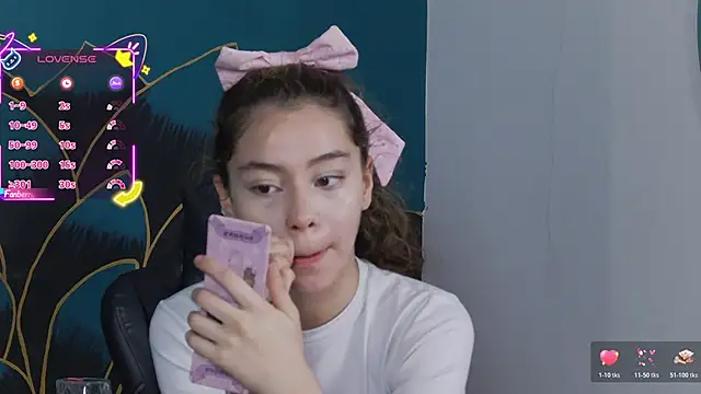 RavennMoonn online show from March 6, 1:40 pm