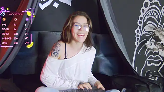 RavennMoonn online show from March 11, 1:17 pm