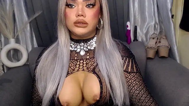 10inchs Maxie online show from November 22, 3:55 pm