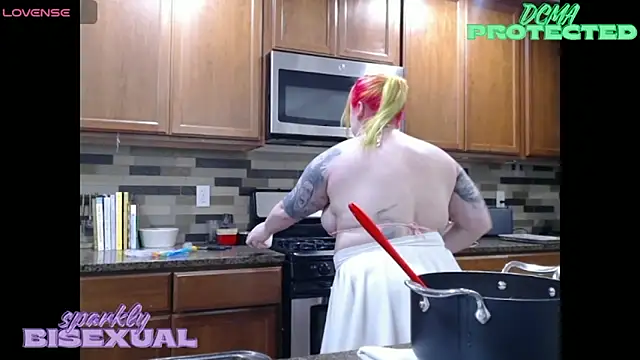 Snapshot of sparklybisexual chatting on March 15, 12:05 am sparklybisexual online show from March 15, 12:05 am