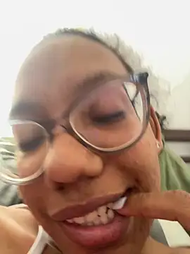 Snapshot of Valen1800 chatting on October 26, 4:02 pm Valen1800 online show from October 26, 4:02 pm