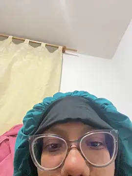 Snapshot of Valen1800 chatting on November 13, 12:31 am Valen1800 online show from November 13, 12:31 am