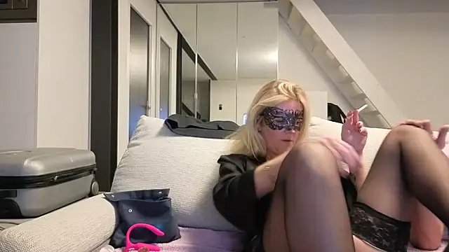 Snapshot of bellemasquer chatting on February 22, 9:57 pm bellemasquer online show from February 22, 9:57 pm