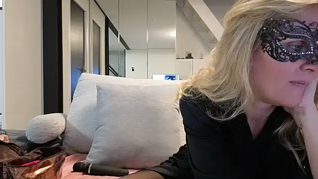 Snapshot of bellemasquer chatting on March 15, 8:37 pm bellemasquer online show from March 15, 8:37 pm