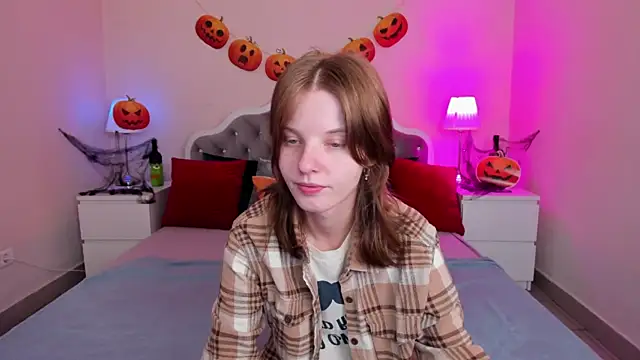 Snapshot of Madelaineses chatting on October 22, 10:04 am Madelaineses online show from October 22, 10:04 am