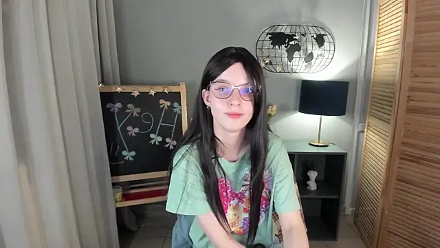 Snapshot of Madelaineses chatting on November 26, 9:27 pm Madelaineses online show from November 26, 9:27 pm