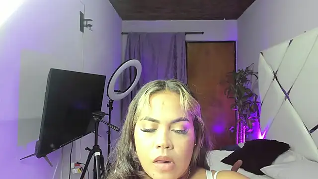 EmilyDuran  online show from October 19, 11:27 pm