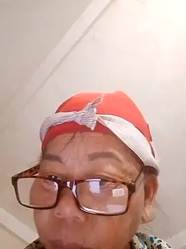 Snapshot of VangLe73 chatting on October 8, 11:35 pm VangLe73 online show from October 8, 11:35 pm