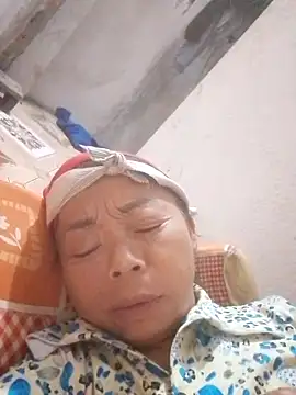 Snapshot of VangLe73 chatting on October 11, 1:42 pm VangLe73 online show from October 11, 1:42 pm