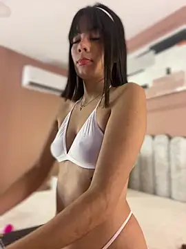 Snapshot of mia_kisses2 chatting on October 22, 3:40 am mia kisses2 online show from October 22, 3:40 am