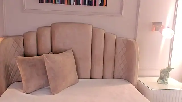 Snapshot of mia_kisses2 chatting on November 27, 2:13 am mia kisses2 online show from November 27, 2:13 am