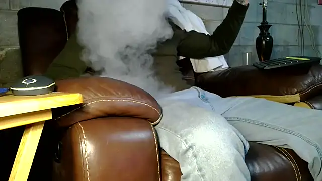 Snapshot of Luv2SuckBWC92 chatting on December 21, 3:46 am Luv2SuckBWC92 online show from December 21, 3:46 am