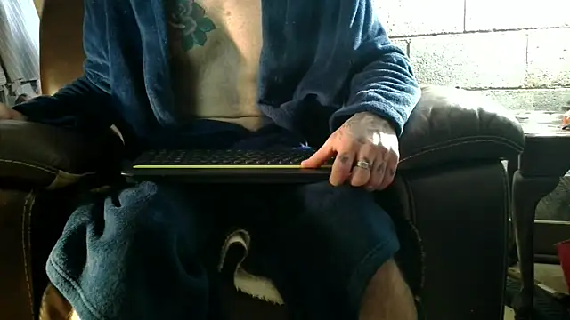 Snapshot of Luv2SuckBWC92 chatting on December 21, 9:55 pm Luv2SuckBWC92 online show from December 21, 9:55 pm