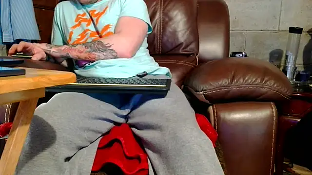 Snapshot of Luv2SuckBWC92 chatting on December 22, 7:00 pm Luv2SuckBWC92 online show from December 22, 7:00 pm