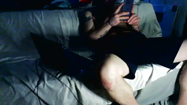 Snapshot of Luv2SuckBWC92 chatting on March 7, 12:24 pm Luv2SuckBWC92 online show from March 7, 12:24 pm