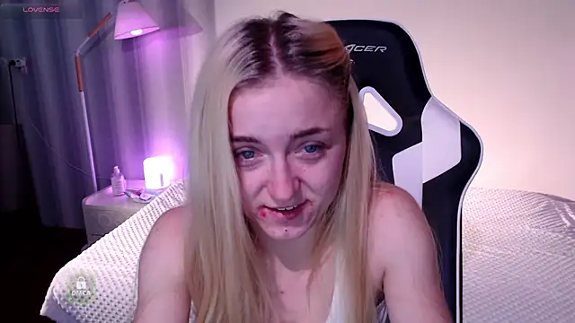 Snapshot of space_danger chatting on December 18, 7:58 am space danger online show from December 18, 7:58 am