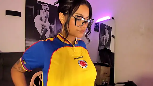 Snapshot of Stefany_44 chatting on July 7, 6:23 pm Stefany 44 online show from July 7, 6:23 pm