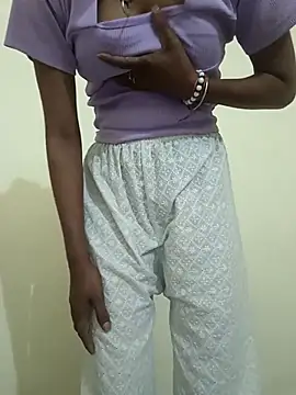 Snapshot of Alia-00 chatting on December 4, 4:22 am Alia-00 online show from December 4, 4:22 am