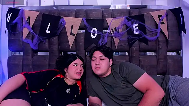 Snapshot of EmilyANDrew_ chatting on October 30, 4:58 am EmilyANDrew online show from October 30, 4:58 am