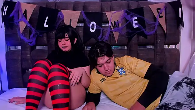 Snapshot of EmilyANDrew_ chatting on October 31, 5:30 am EmilyANDrew online show from October 31, 5:30 am