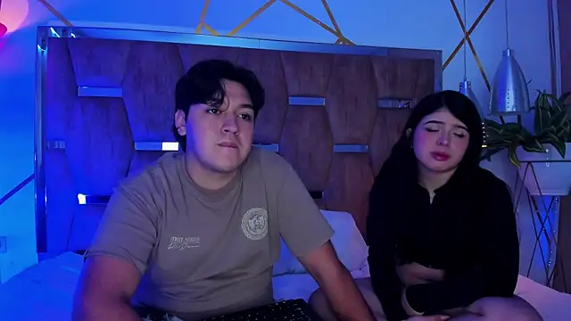 Snapshot of EmilyANDrew_ chatting on November 13, 4:55 am EmilyANDrew online show from November 13, 4:55 am