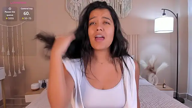 Snapshot of Camila_Bustamante chatting on May 4, 4:58 pm Camila Bustamante online show from May 4, 4:58 pm