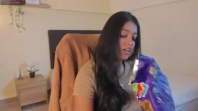 Snapshot of Camila_Bustamante chatting on June 6, 5:06 pm Camila Bustamante online show from June 6, 5:06 pm