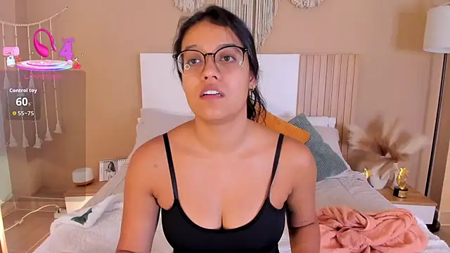 Snapshot of Camila_Bustamante chatting on July 28, 7:39 pm Camila Bustamante online show from July 28, 7:39 pm