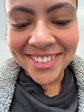 Chloe Leaozinho online show from May 22, 2:33 pm