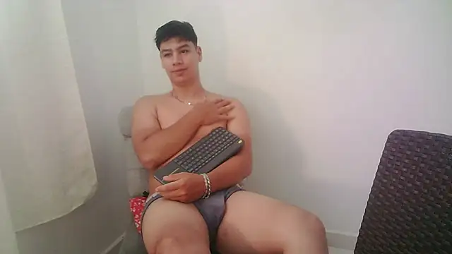 Snapshot of zeus_181 chatting on July 28, 1:32 pm zeus 181 online show from July 28, 1:32 pm