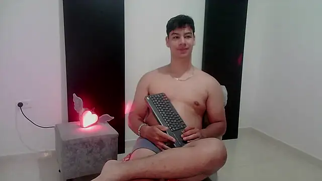 Snapshot of zeus_181 chatting on August 2, 10:35 am zeus 181 online show from August 2, 10:35 am