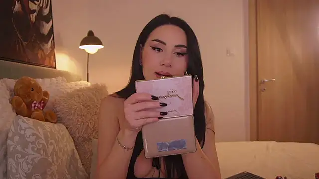 Snapshot of LauLaveau chatting on January 10, 6:20 pm LauLaveau online show from January 10, 6:20 pm