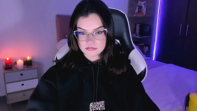 Snapshot of OphelianaRose33 chatting on October 18, 10:21 pm OphelianaRose33 online show from October 18, 10:21 pm