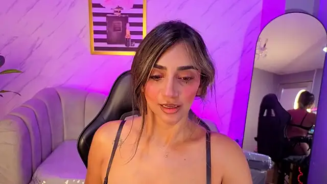 Snapshot of agatha_brooks_t chatting on May 19, 12:33 pm agatha brooks t online show from May 19, 12:33 pm