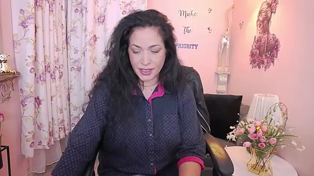 Snapshot of MyLovOne chatting on May 17, 12:23 pm MyLovOne online show from May 17, 12:23 pm
