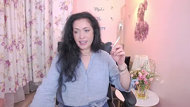 Snapshot of MyLovOne chatting on May 25, 11:38 am MyLovOne online show from May 25, 11:38 am