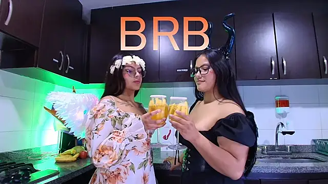 Lilith and Khloe online show from November 6, 11:22 am