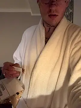 Snapshot of FullTattooBoy chatting on December 17, 4:40 am FullTattooBoy online show from December 17, 4:40 am