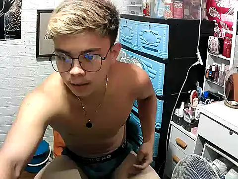 Snapshot of Pinoy_slutcummer69 chatting on December 18, 7:14 am Pinoy slutcummer69 online show from December 18, 7:14 am